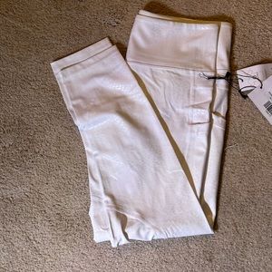 Zyia White viper pocket light and tight high-rise 7/8